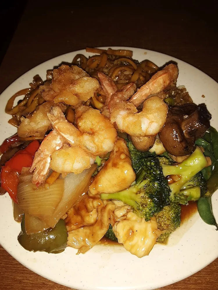 Chicken and Broccoli w Noodles and Shrimp